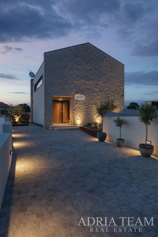 DŮM S LETNÍ KUCHYNÍ A BAZÉNEM, NOVOSTAVBA – VISOČANE