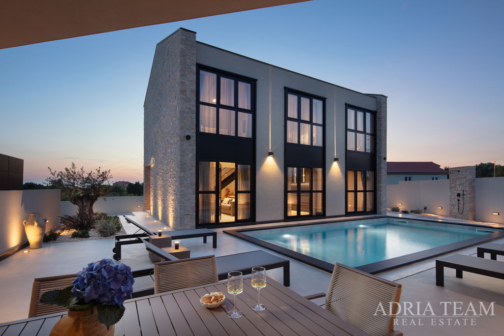 DŮM S LETNÍ KUCHYNÍ A BAZÉNEM, NOVOSTAVBA – VISOČANE