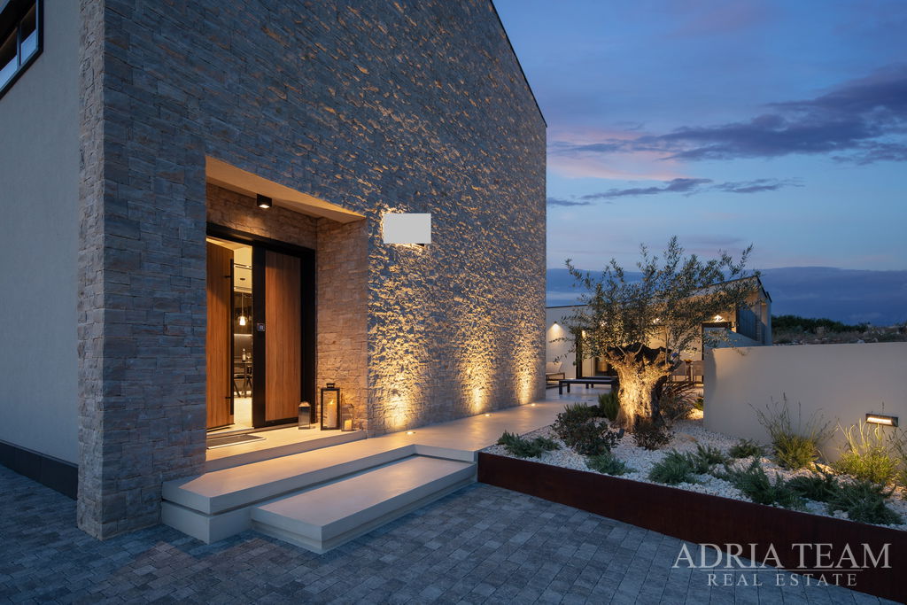 DŮM S LETNÍ KUCHYNÍ A BAZÉNEM, NOVOSTAVBA – VISOČANE