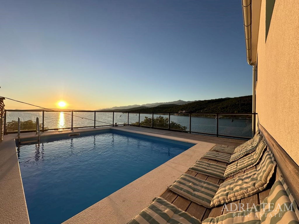 REKONSTRUOVANÝ APARTMÁNOVÝ DŮM, PRVNÍ ŘADA U MOŘE – MEKA DRAGA, KRUŠEVO