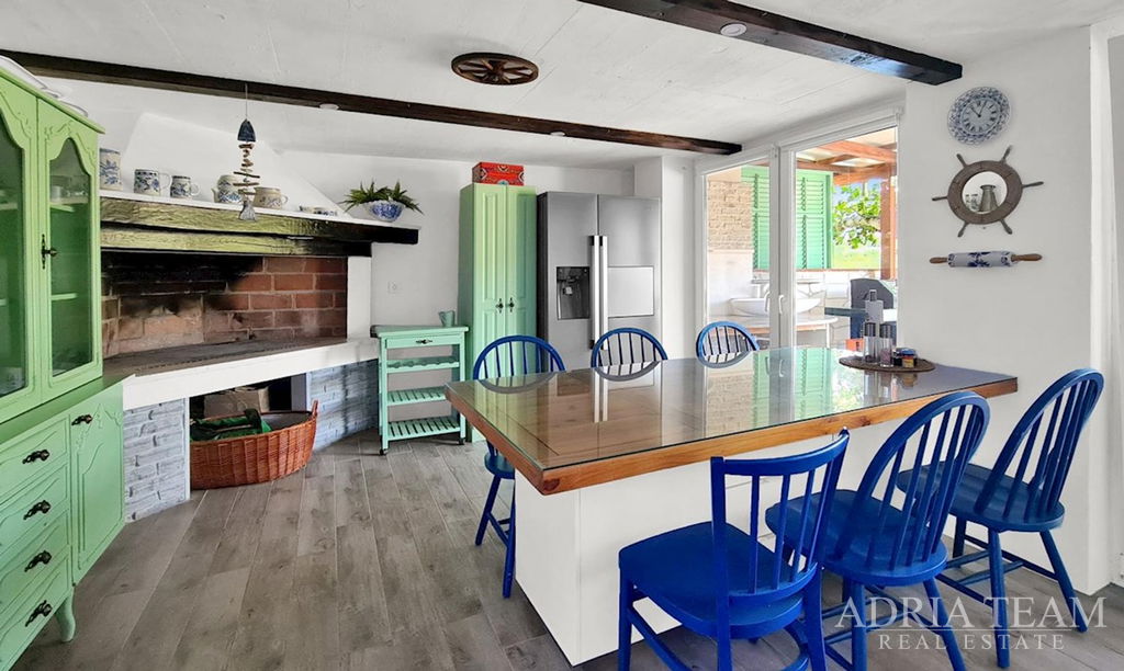 REKONSTRUOVANÝ APARTMÁNOVÝ DŮM, PRVNÍ ŘADA U MOŘE – MEKA DRAGA, KRUŠEVO