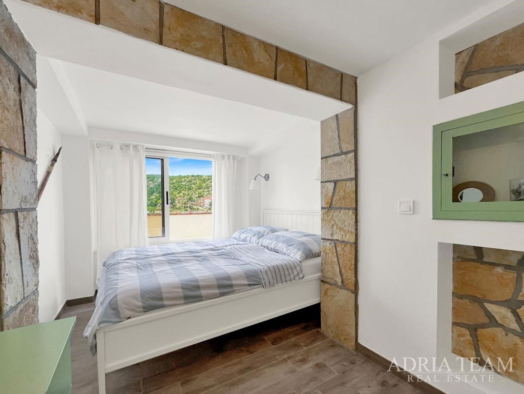 REKONSTRUOVANÝ APARTMÁNOVÝ DŮM, PRVNÍ ŘADA U MOŘE – MEKA DRAGA, KRUŠEVO