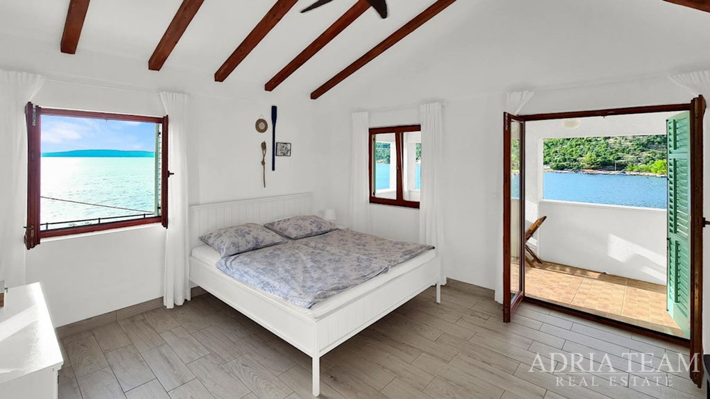 REKONSTRUOVANÝ APARTMÁNOVÝ DŮM, PRVNÍ ŘADA U MOŘE – MEKA DRAGA, KRUŠEVO