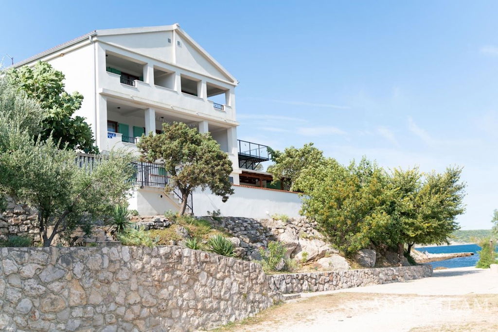 REKONSTRUOVANÝ APARTMÁNOVÝ DŮM, PRVNÍ ŘADA U MOŘE – MEKA DRAGA, KRUŠEVO