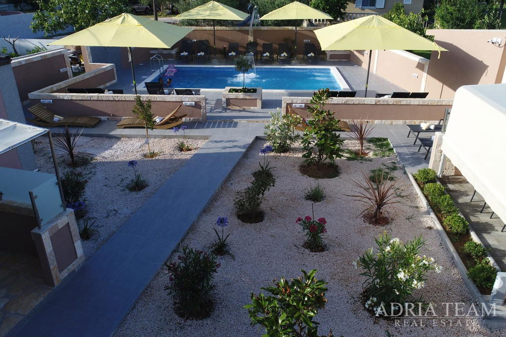 APARTMÁN V SUTERÉNU S BAZÉNEM A VELKOU ZAHRADOU – PRIVLAKA