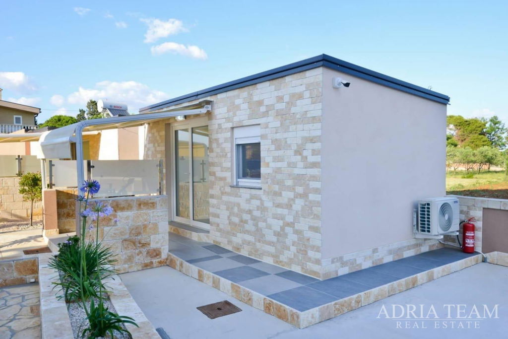 APARTMÁN V SUTERÉNU S BAZÉNEM A VELKOU ZAHRADOU – PRIVLAKA