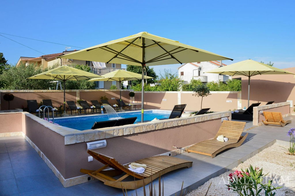 APARTMÁN V SUTERÉNU S BAZÉNEM A VELKOU ZAHRADOU – PRIVLAKA