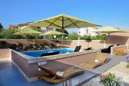 APARTMÁN V SUTERÉNU S BAZÉNEM A VELKOU ZAHRADOU – PRIVLAKA nemovitost na prodej