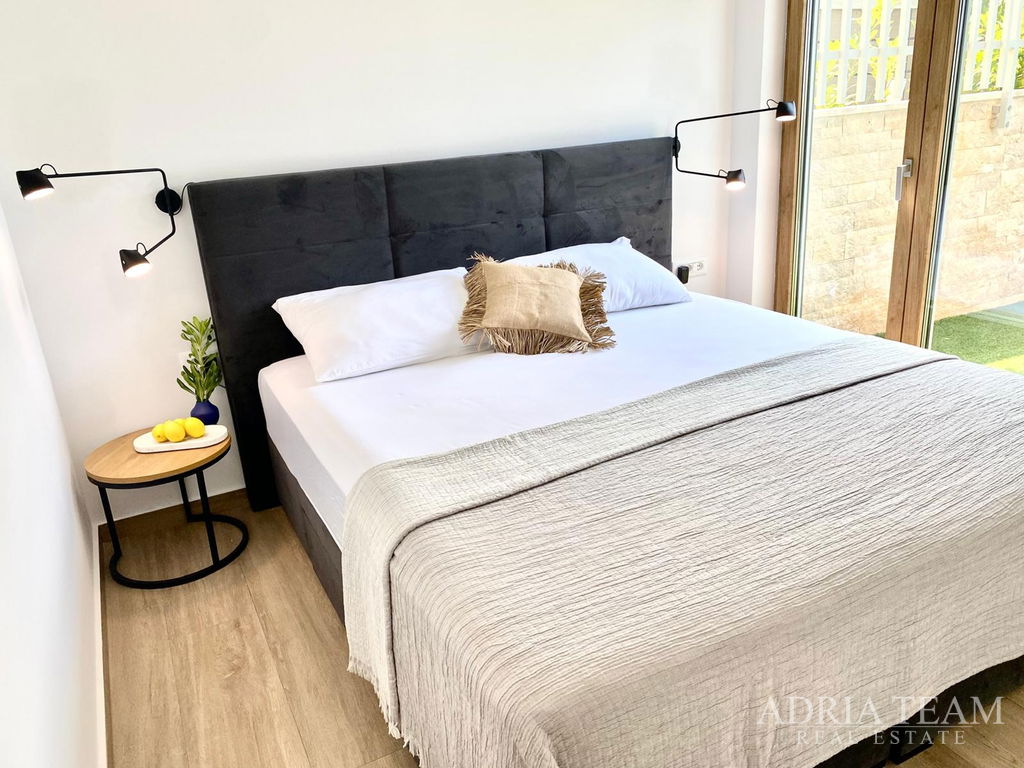 LUXUSNÍ DVOUÚROVŇOVÝ APARTMÁN, PRVNÍ ŘADA U MOŘE, NOVOSTAVBA - POVLJANA, PAG