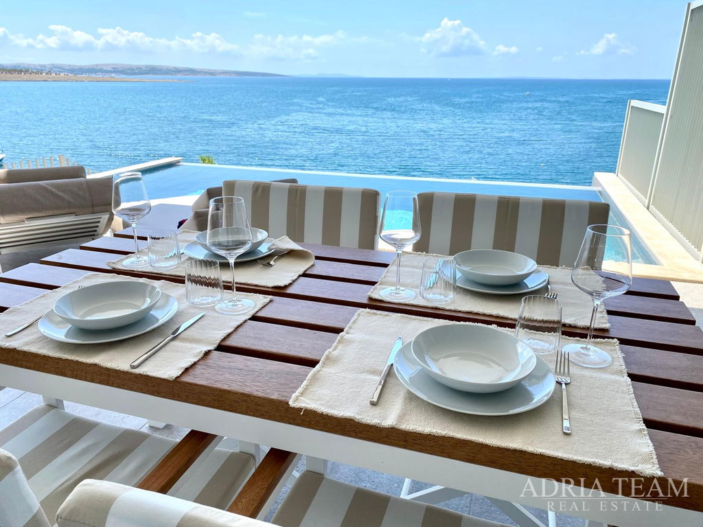 LUXUSNÍ DVOUÚROVŇOVÝ APARTMÁN, PRVNÍ ŘADA U MOŘE, NOVOSTAVBA - POVLJANA, PAG
