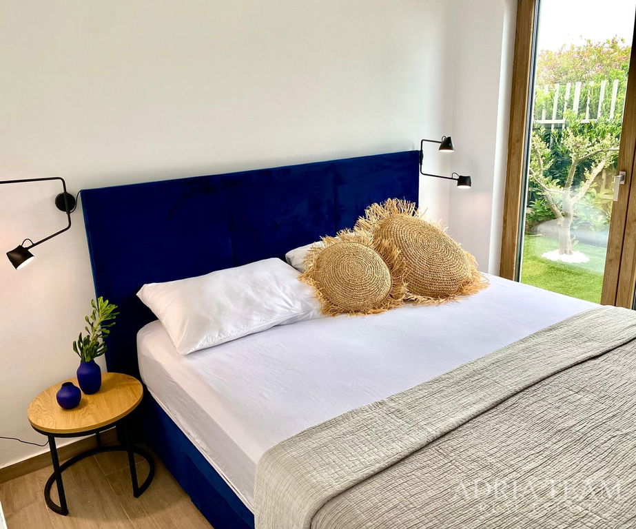 LUXUSNÍ DVOUÚROVŇOVÝ APARTMÁN, PRVNÍ ŘADA U MOŘE, NOVOSTAVBA - POVLJANA, PAG