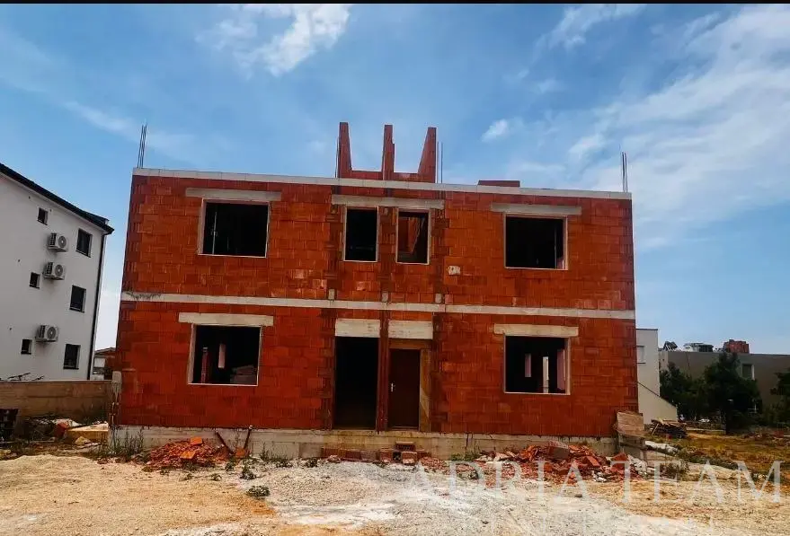 NOVOSTAVBA – 3POKOJOVÝ BYT SE ZAHRADOU – PŘÍZEMÍ VLEVO – OSTROV VIR