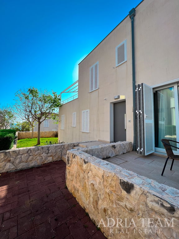 APARTMÁN S DVĚMA TERASAMI, DRUHÝ ŘAD OD MOŘE - PETRČANE