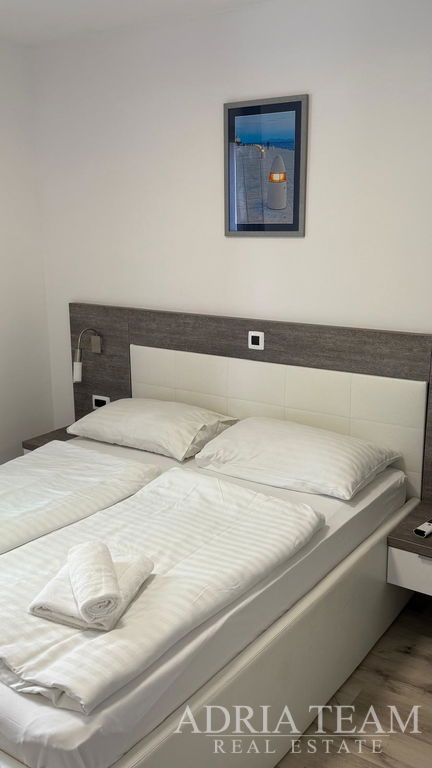 REKONSTRUOVANÝ APARTMÁN S DVĚMA ZAHRADAMI A TERASOU - PETRČANE