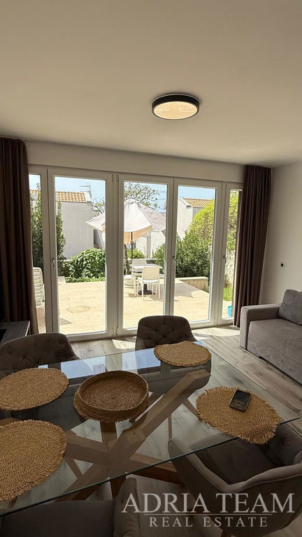 REKONSTRUOVANÝ APARTMÁN S DVĚMA ZAHRADAMI A TERASOU - PETRČANE