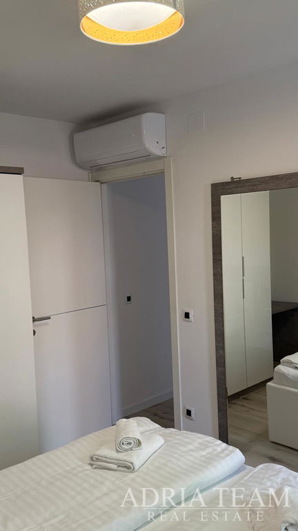 REKONSTRUOVANÝ APARTMÁN S DVĚMA ZAHRADAMI A TERASOU - PETRČANE