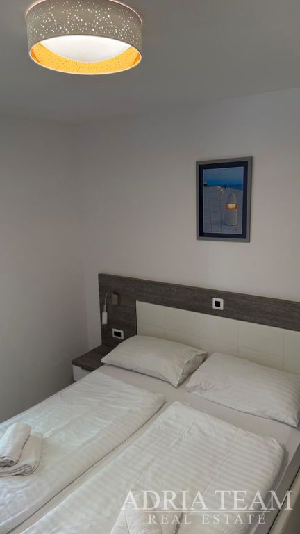 REKONSTRUOVANÝ APARTMÁN S DVĚMA ZAHRADAMI A TERASOU - PETRČANE