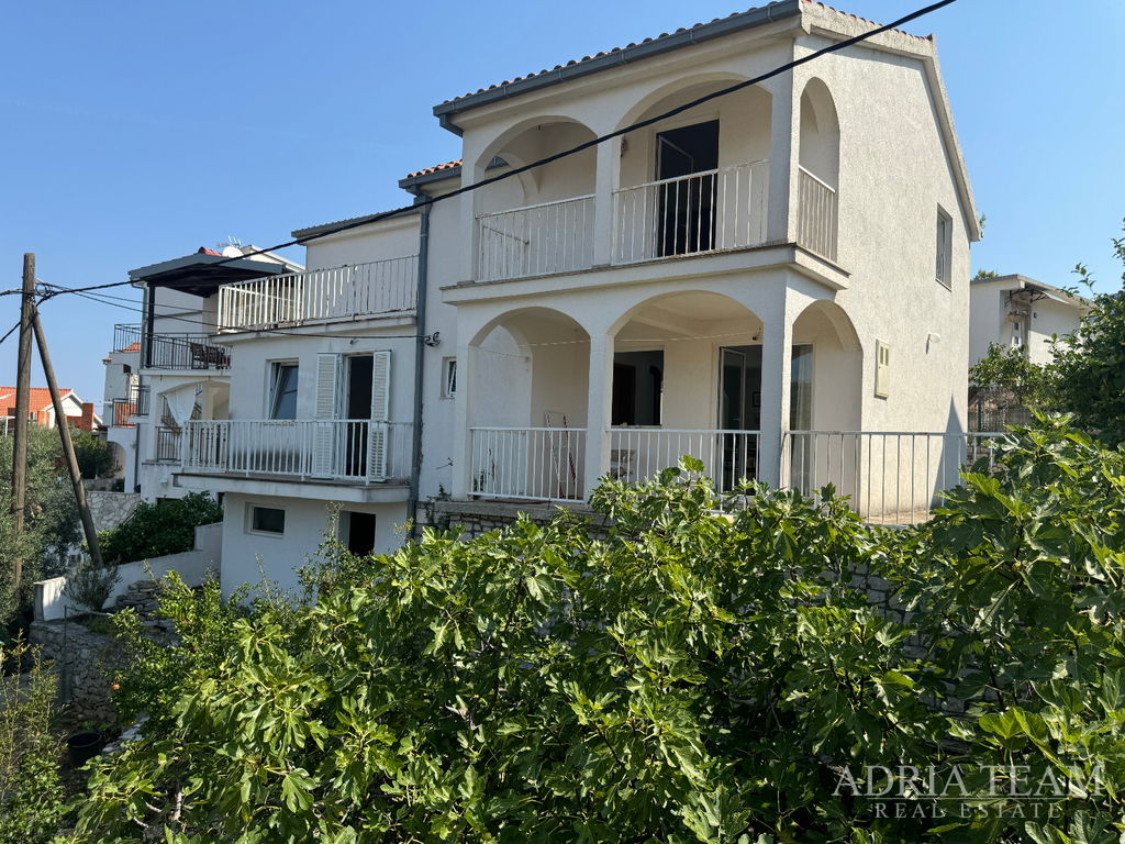 DŮM S PŘÍSLUŠENSTVÍM (SKLAD + LETNÍ KUCHYŇ) - STOMORSKA, ŠOLTA