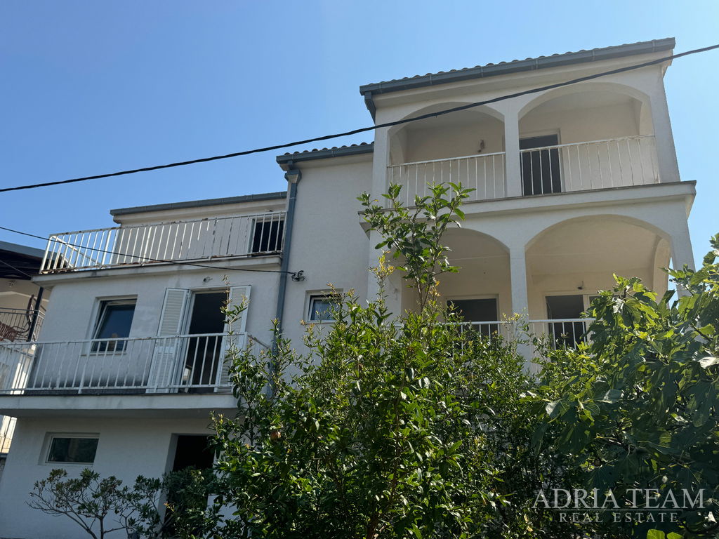 DŮM S PŘÍSLUŠENSTVÍM (SKLAD + LETNÍ KUCHYŇ) - STOMORSKA, ŠOLTA