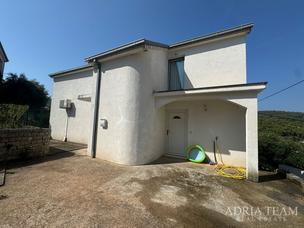 DŮM S PŘÍSLUŠENSTVÍM (SKLAD + LETNÍ KUCHYŇ) - STOMORSKA, ŠOLTA