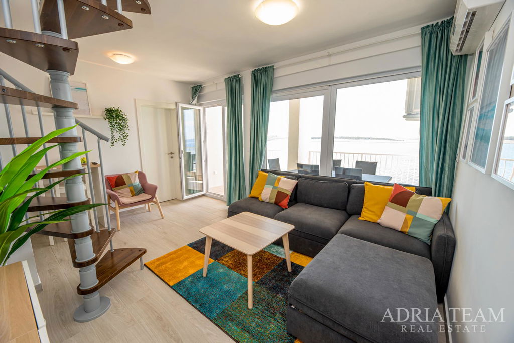 APARTMÁN V PRVNÍ ŘADĚ U MOŘE – POVLJANA, OSTROV PAG