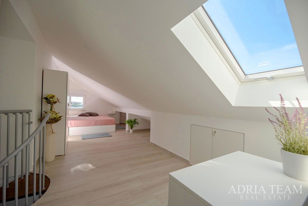 APARTMÁN V PRVNÍ ŘADĚ U MOŘE – POVLJANA, OSTROV PAG