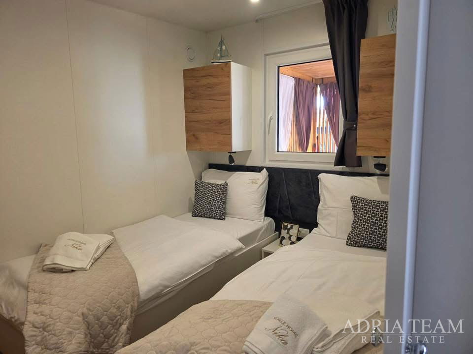 PLNĚ VYBAVENÝ MOBILNÍ DŮM, VZDÁLENÝ 175m OD MOŘE - BIOGRAD NA MORU