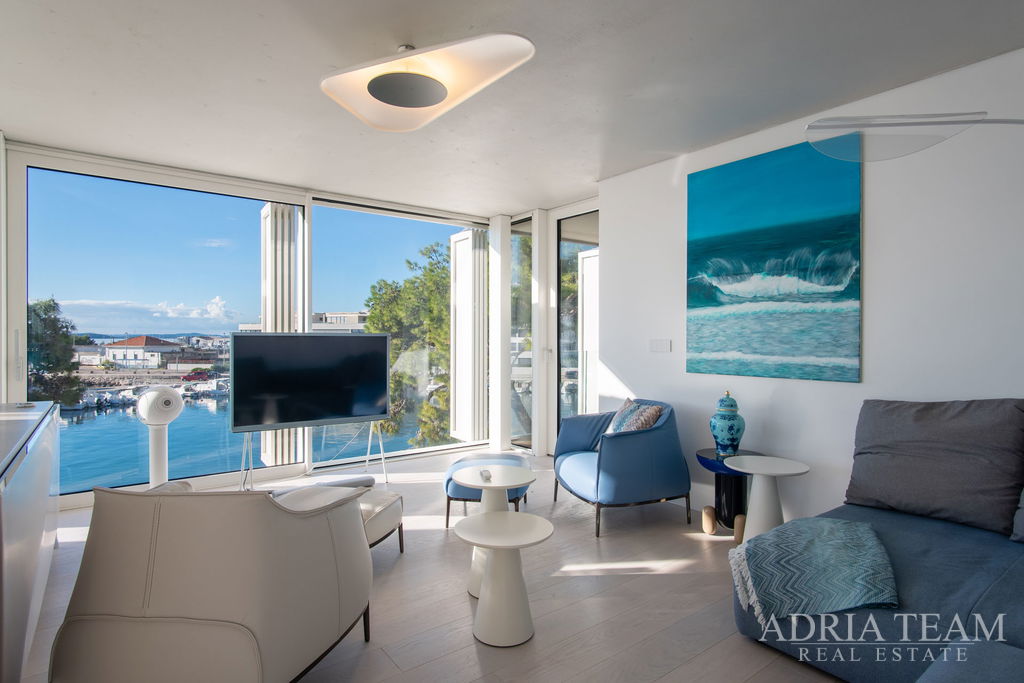 VILA V PRVNÍ ŘADĚ U MOŘE, MODERNÍ ARCHITEKTURA, PROSTORNÁ STŘEŠNÍ TERASA - BRODARICA, ZADAR