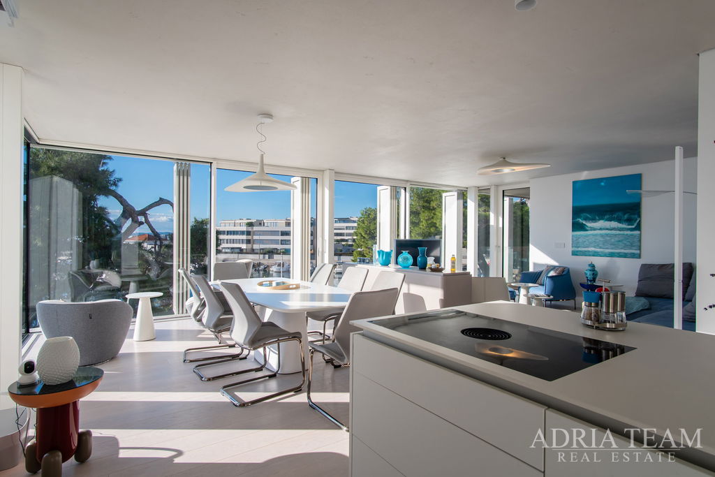 VILA V PRVNÍ ŘADĚ U MOŘE, MODERNÍ ARCHITEKTURA, PROSTORNÁ STŘEŠNÍ TERASA - BRODARICA, ZADAR