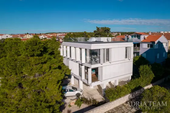 VILA V PRVNÍ ŘADĚ U MOŘE, MODERNÍ ARCHITEKTURA, PROSTORNÁ STŘEŠNÍ TERASA - BRODARICA, ZADAR nemovitost na prodej