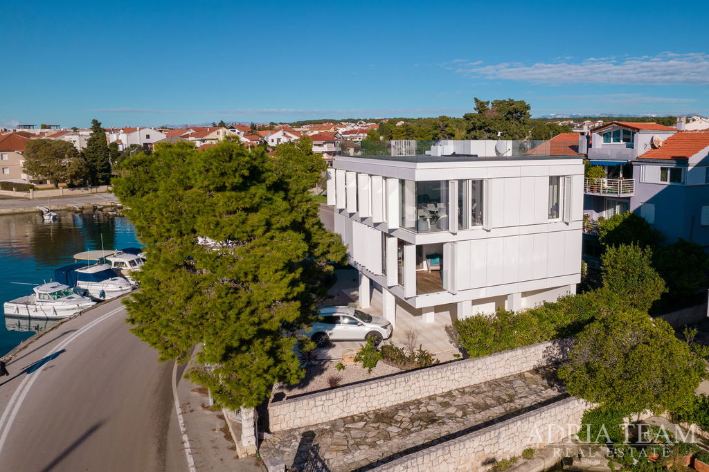 VILA V PRVNÍ ŘADĚ U MOŘE, MODERNÍ ARCHITEKTURA, PROSTORNÁ STŘEŠNÍ TERASA - BRODARICA, ZADAR