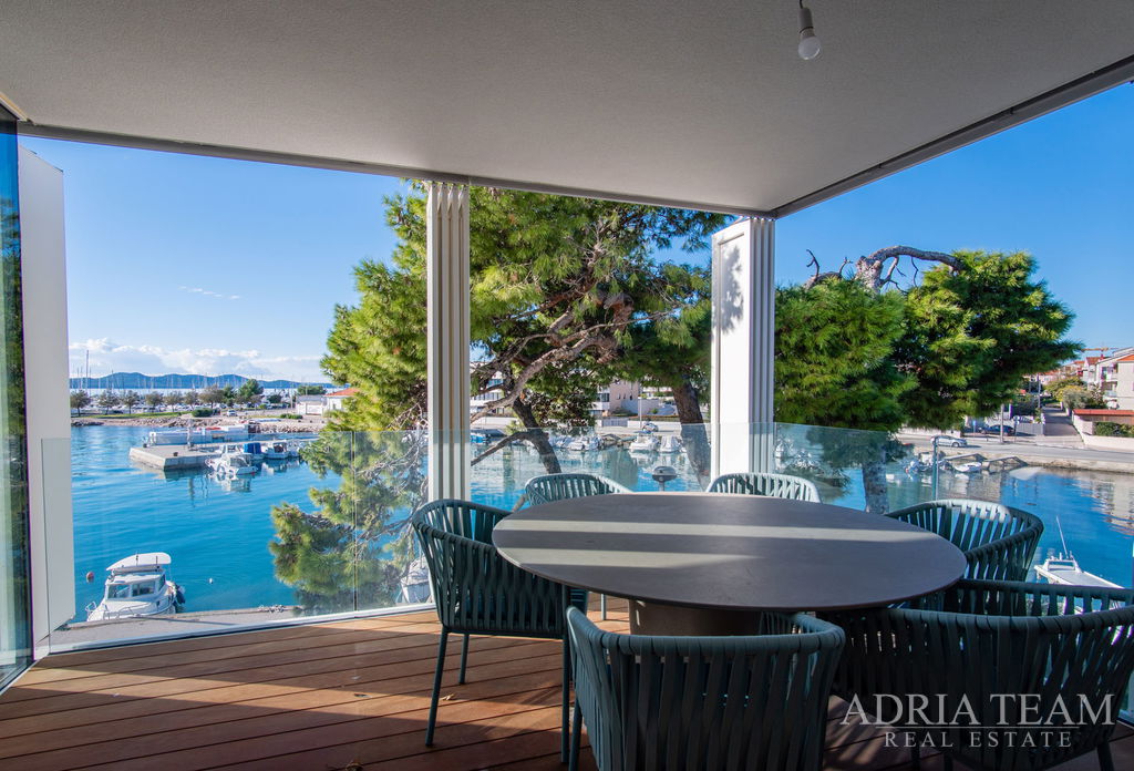 VILA V PRVNÍ ŘADĚ U MOŘE, MODERNÍ ARCHITEKTURA, PROSTORNÁ STŘEŠNÍ TERASA - BRODARICA, ZADAR