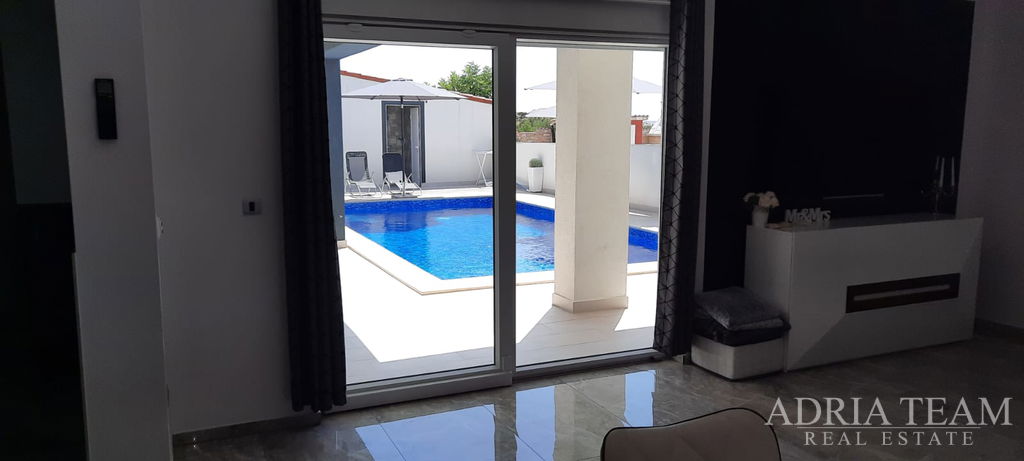 DŮM S BAZÉNEM, KLIDNÁ A TICHÁ LOKALITA - PAG, POVLJANA