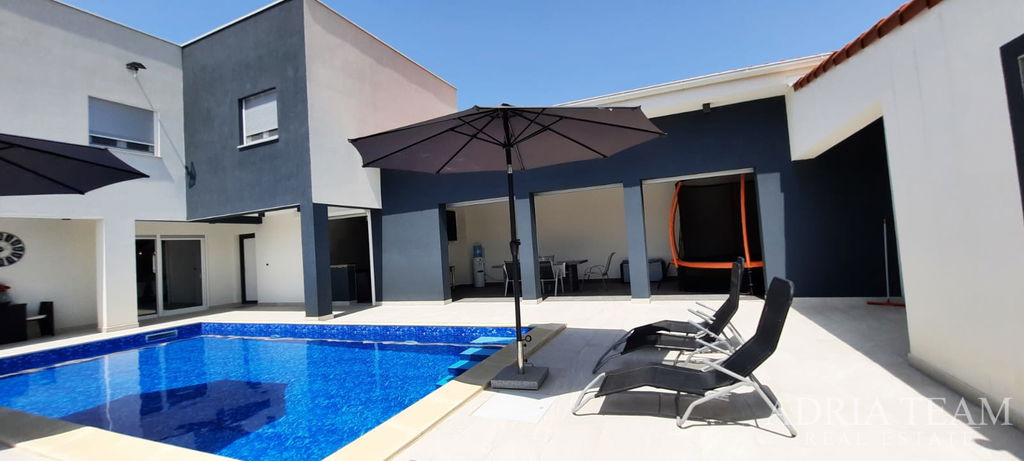 DŮM S BAZÉNEM, KLIDNÁ A TICHÁ LOKALITA - PAG, POVLJANA