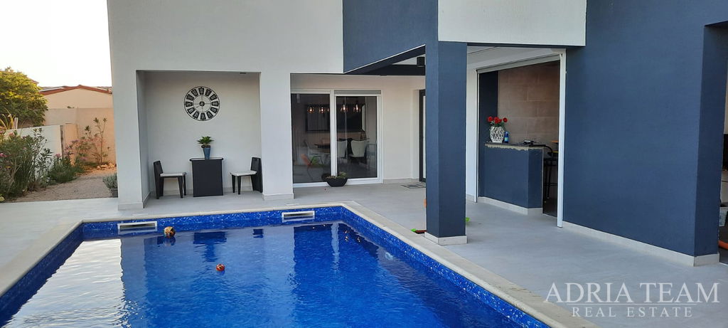 DŮM S BAZÉNEM, KLIDNÁ A TICHÁ LOKALITA - PAG, POVLJANA