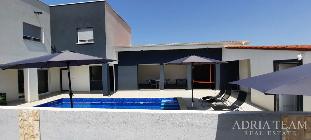 DŮM S BAZÉNEM, KLIDNÁ A TICHÁ LOKALITA - PAG, POVLJANA