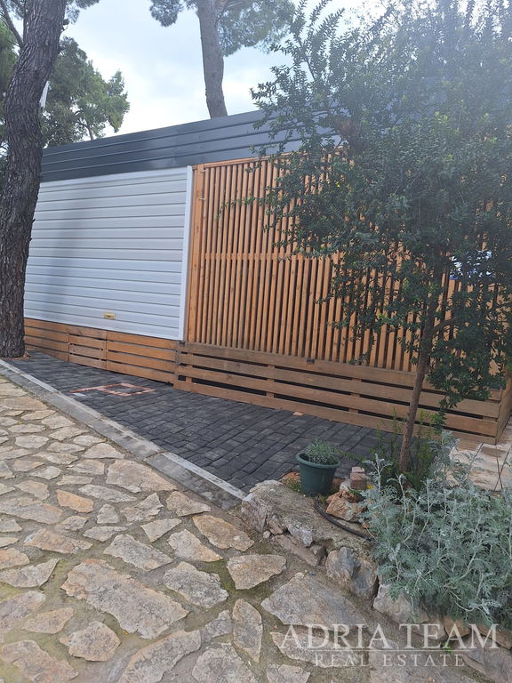 PLNĚ VYBAVEN LUXUSNÍ MOBILNÍ DŮM 4+2, POUZE 70m OD MORA - BIOGRAD NA MORU