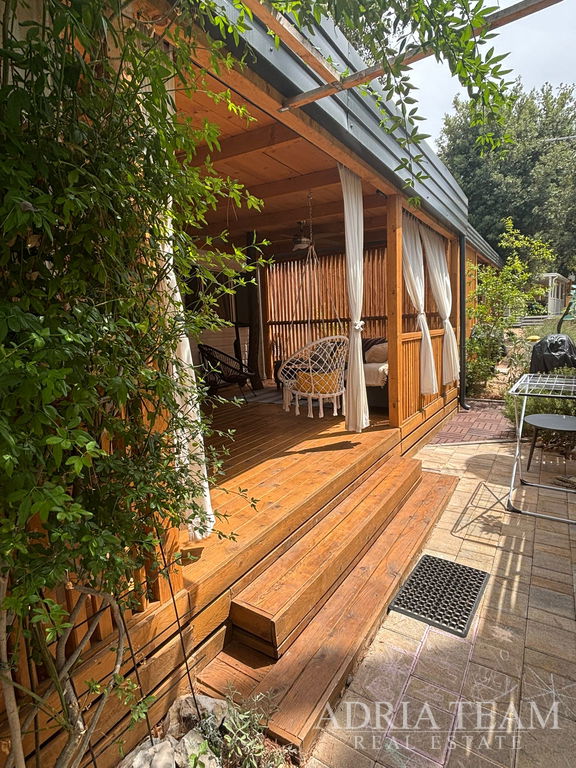 PLNĚ VYBAVEN LUXUSNÍ MOBILNÍ DŮM 4+2, POUZE 70m OD MORA - BIOGRAD NA MORU