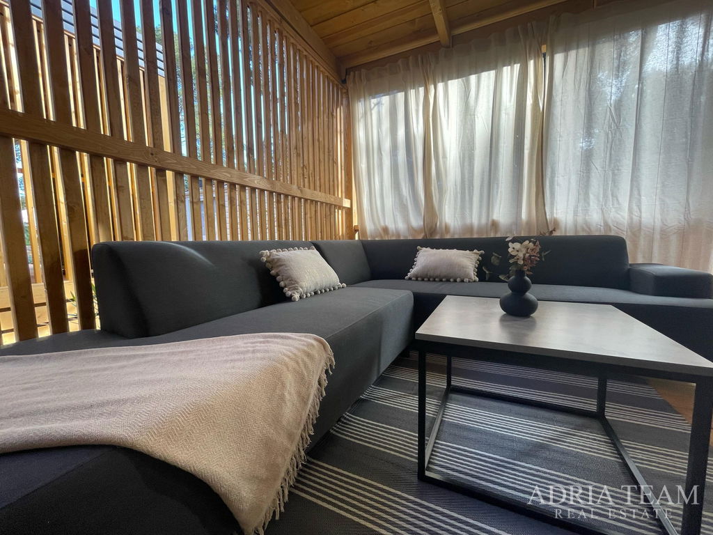 PLNĚ VYBAVEN LUXUSNÍ MOBILNÍ DŮM 4+2, POUZE 70m OD MORA - BIOGRAD NA MORU