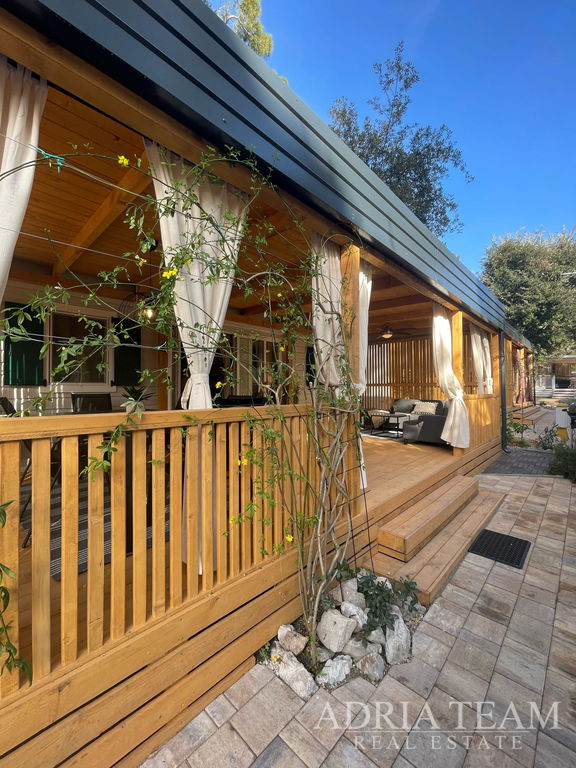 PLNĚ VYBAVEN LUXUSNÍ MOBILNÍ DŮM 4+2, POUZE 70m OD MORA - BIOGRAD NA MORU