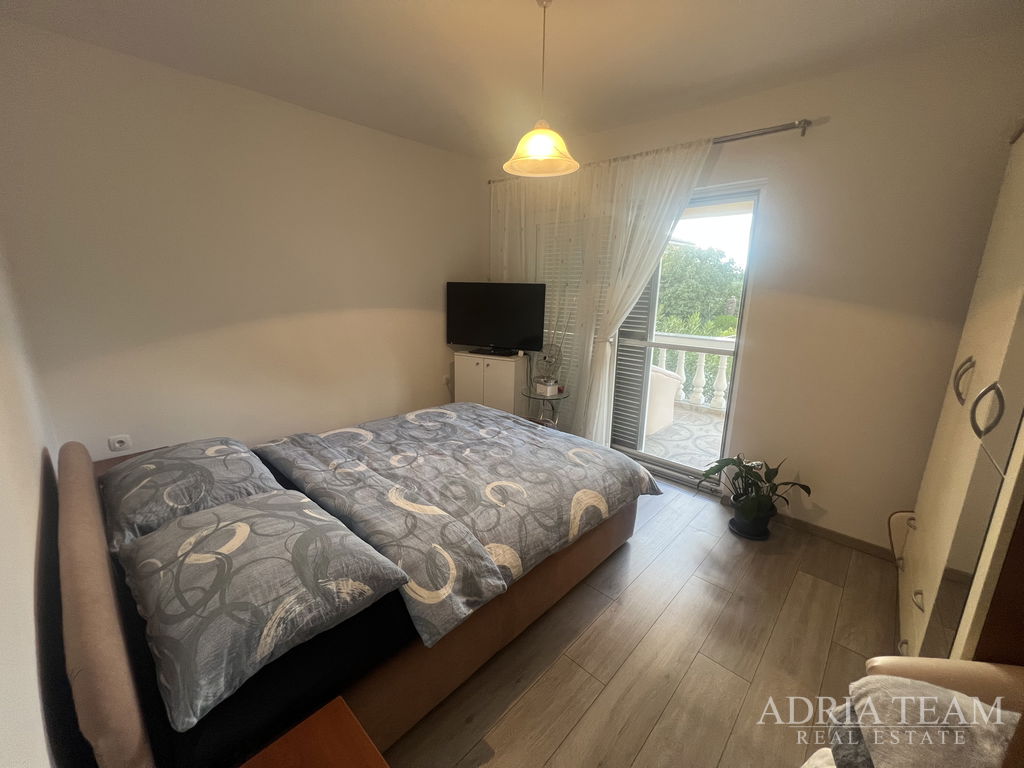 POLOVINA DVOJDOMU S PROSTORNOU ZAHRADOU – GORNJI KARIN