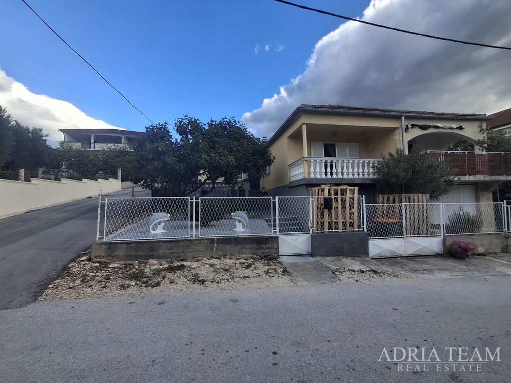 POLOVINA DVOJDOMU S PROSTORNOU ZAHRADOU – GORNJI KARIN