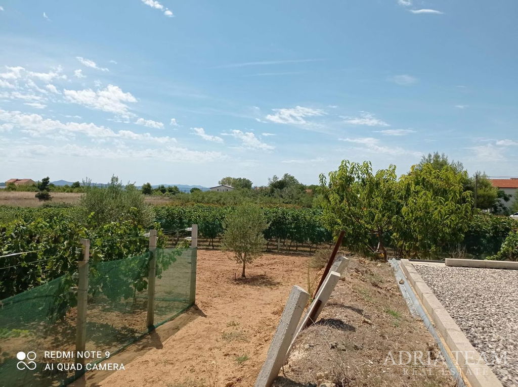 DOMEK A GARÁŽ - BILOTINJAK, PRIVLAKA