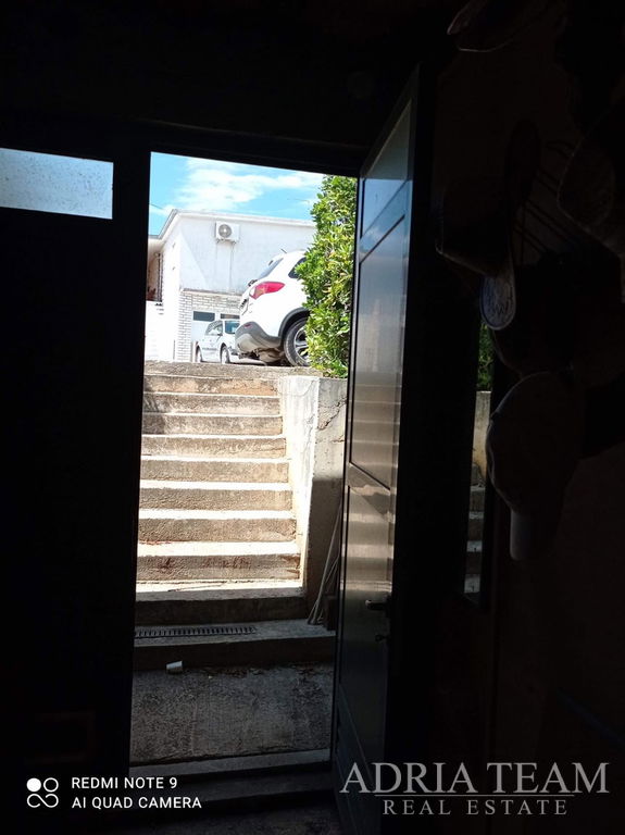 DOMEK A GARÁŽ - BILOTINJAK, PRIVLAKA