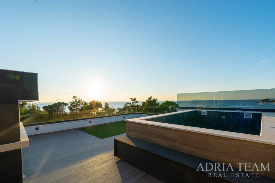 PENTHOUSE - S VÝHLEDEM NA MOŘE - PRIVLAKA