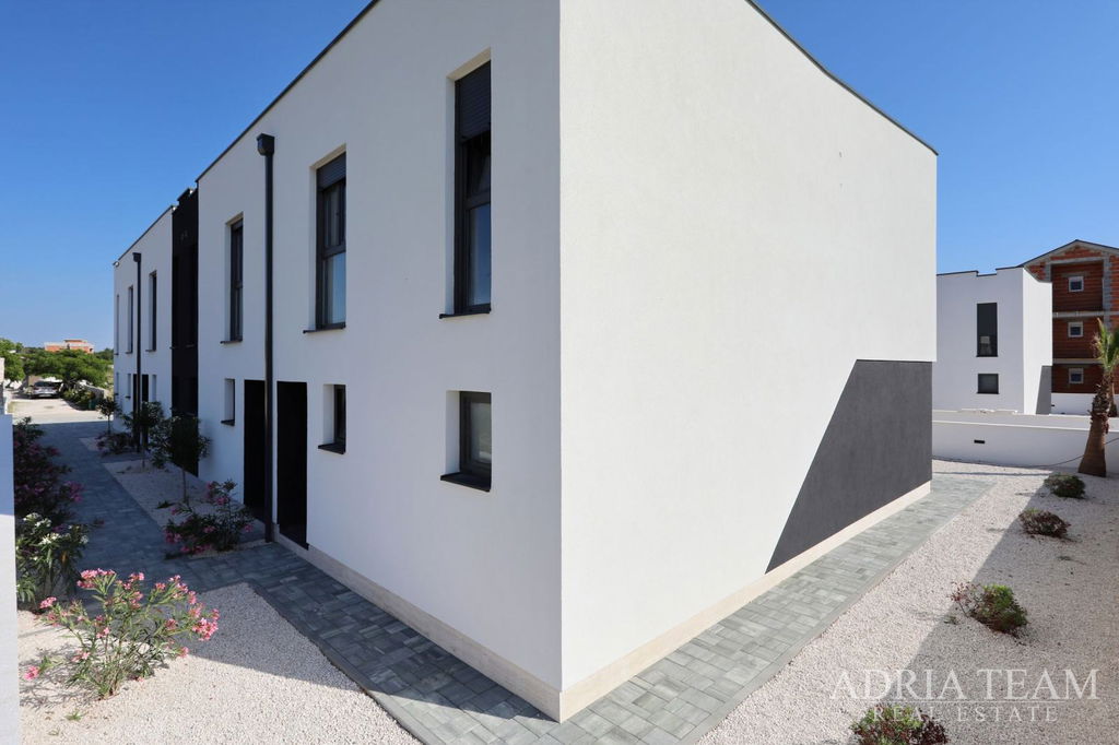 DŮM V ŘADOVÉ ZÁSTAVBĚ, NOVOSTAVBA, ZAŘÍZENÝ – PRIVLAKA