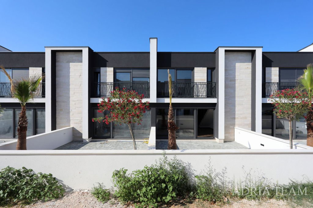 DŮM V ŘADOVÉ ZÁSTAVBĚ, NOVOSTAVBA, ZAŘÍZENÝ – PRIVLAKA