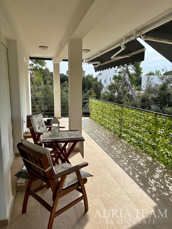 DVOUPOKOJOVÝ APARTMÁN SE ZAHRADOU A 2 PARKOVACÍMI MÍSTY, 150m OD PLÁŽE – PETRČANE (PUNTA RADMAN), ZADAR