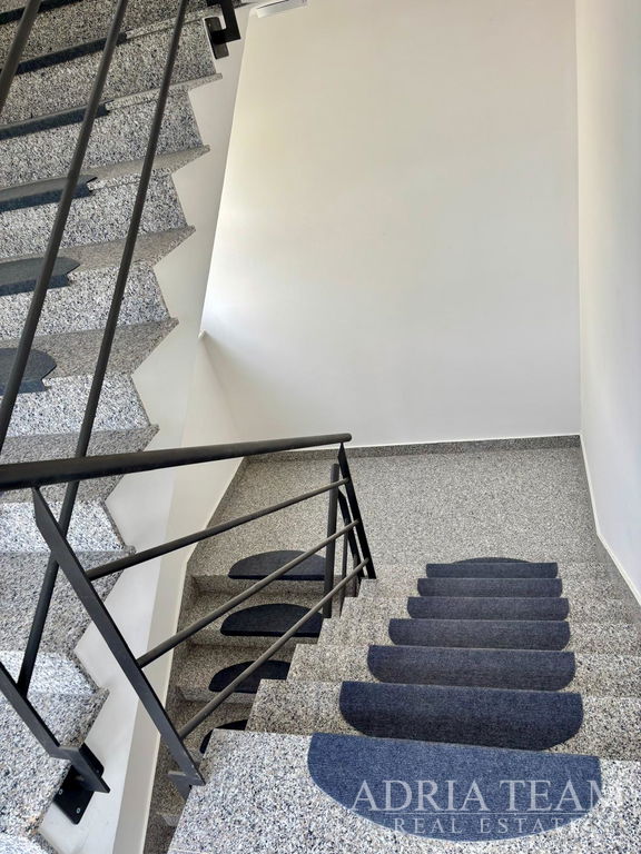 DVOUPOKOJOVÝ APARTMÁN SE ZAHRADOU A 2 PARKOVACÍMI MÍSTY, 150m OD PLÁŽE – PETRČANE (PUNTA RADMAN), ZADAR