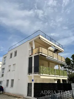 DVOUPOKOJOVÝ APARTMÁN SE ZAHRADOU A 2 PARKOVACÍMI MÍSTY, 150m OD PLÁŽE – PETRČANE (PUNTA RADMAN), ZADAR nemovitost na prodej